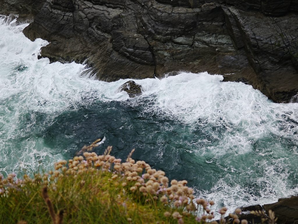 Felsen an der Küste mit Blick aufs Meer